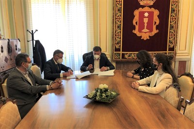 Ayuntamiento y CaixaBank firman el contrato por el que ésta se convierte en entidad financiera colaboradora principal en la gestión tributaria  