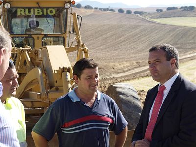 El alcalde visita las obras de mejora de los caminos municipales