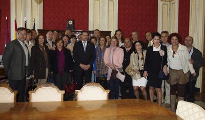 El alcalde recibe en el Ayuntamiento a un grupo de militares que celebran treinta años de su promoción