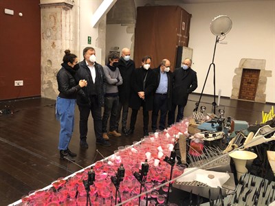 ‘cabosanroque’ muestra su interpretación de la experiencia en el frente de Joan Brossa a través de un teatro expansivo de objetos