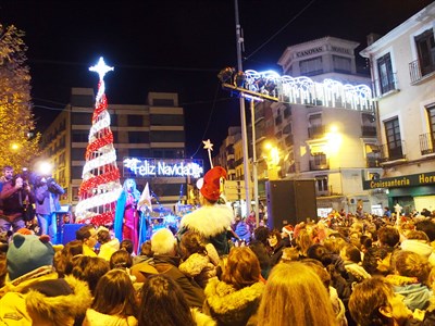 El encendido de las luces de la Navidad reúne en la Plaza de la Constitución a cientos de conquenses