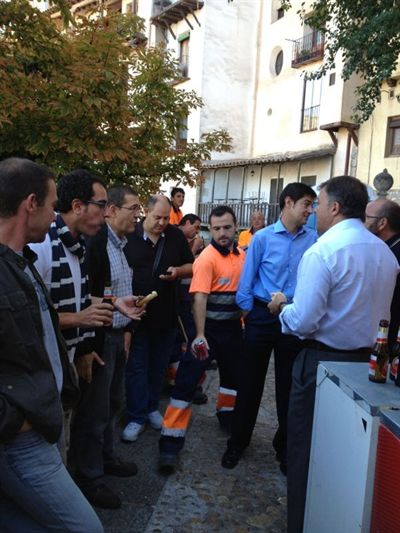 El alcalde agradece su labor a los trabajadores del Servicio de Limpieza 