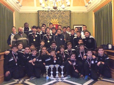 El alcalde recibe a los campeones regionales de voleibol  y autores del “triplete”