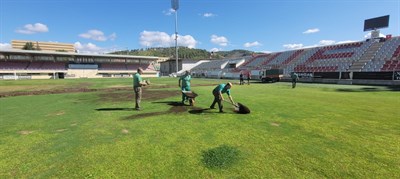 Comienzan los trabajos de resembrado del césped de la Fuensanta 