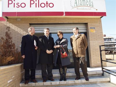 El alcalde recibe de la mano de Promociones González las llaves del piso piloto de Las Cañadillas