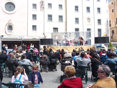 Actuaciones para un público infantil, encuentros con autor y presentaciones de novedades editoriales, entre las actividades que han llenado la Plaza Mayor esta mañana de sábado