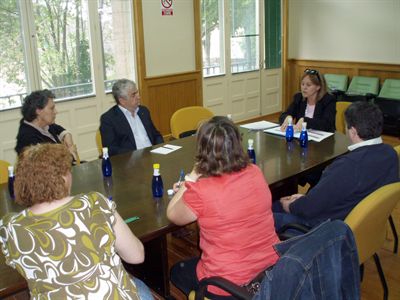 Mª Ángeles García informa a las Asociaciones de Vecinos de la puesta en funcionamiento de la Oficina de Atención al Vecino y de la instalación de los buzones de sugerencias y reclamaciones