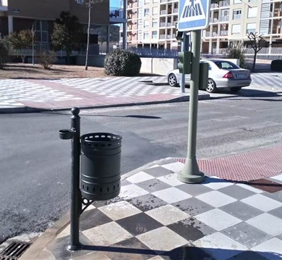 El Ayuntamiento comienza en el barrio Cerro de la Horca la instalación de 700 papeleras nuevas por toda la ciudad