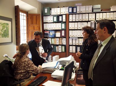 El alcalde reparte un lirio a todos los trabajadores del Ayuntamiento para celebrar el Día Internacional de la Mujer