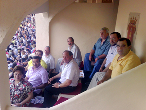 El alcalde estuvo acompañado por los alcaldes pedáneos en el palco del Ayuntamiento en la primera corrida de las Ferias