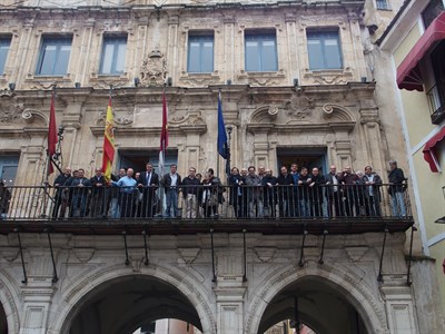 Mariscal recibe a una treintena de alumnos del instituto Alfonso VIII que se reúnen por primera vez cuarenta años después de hacerse una foto juntos 