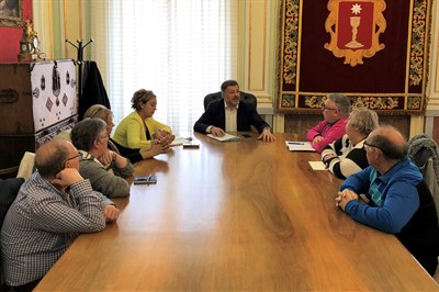 Dolz expone a la Directiva de Favecu las actuaciones que se van a ejecutar en los distintos barrios