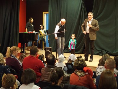 Mariscal visita algunos de los Festivales Navideños Infantiles que los más pequeños llevan a escena con motivo de la Navidad