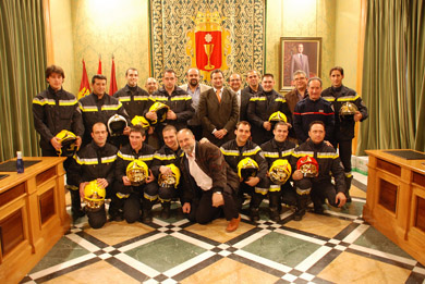 Toma de posesión de los nuevos bomberos en el salón de sesiones