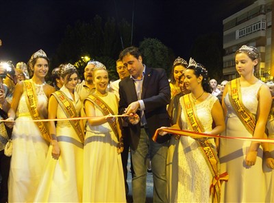 El desfile de carrozas de temática deportiva y el corte de la cinta inauguran oficialmente el Recinto Ferial