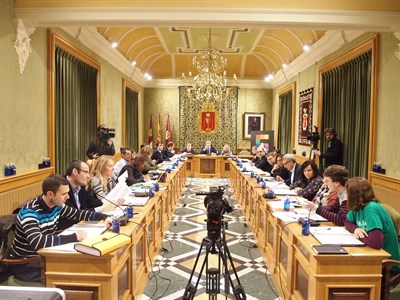 El Pleno aprueba sancionar conductas como la vigilancia de vehículos no autorizada  