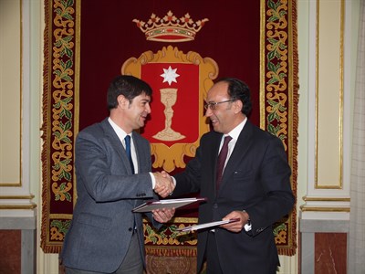 El Ayuntamiento y GRUPORAGA firman el contrato para ejecutar las obras de la segunda fase del ‘URBAN’ de San Antón 