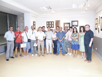 Paula Latorre asiste a la inauguración de la exposición de trabajos realizados en el curso de Talla de Madera y a la entrega de diplomas de los alumnos que han participado en él