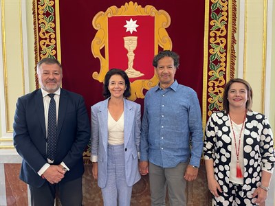 El alcalde recibe a la alcaldesa de la localidad francesa de Trouville -sur-Mer