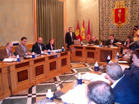 El Pleno aprueba incluir en el presupuesto de 2008 una partida de 150.000 euros para el cheque escolar