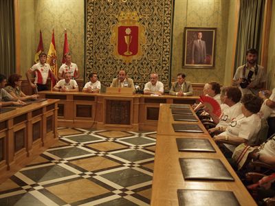 Miguel Ángel Monserrat recibe a ciclistas solidarios tras su iniciativa en favor de los enfermos de Parkinson