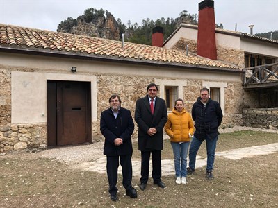Mariscal visita las instalaciones del Albergue de Tejadillos tras su adjudicación y apertura al público