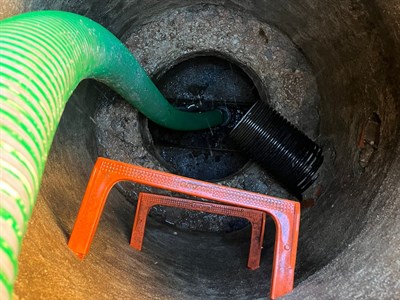 El Ayuntamiento de Cuenca lleva a cabo la limpieza del colector de saneamiento de calle Calderón de la Barca