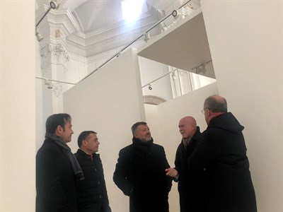 Roberto Polo visita la Iglesia de Santa Cruz, en la que se ubicará la exposición de Carolyn Marks Blackwood