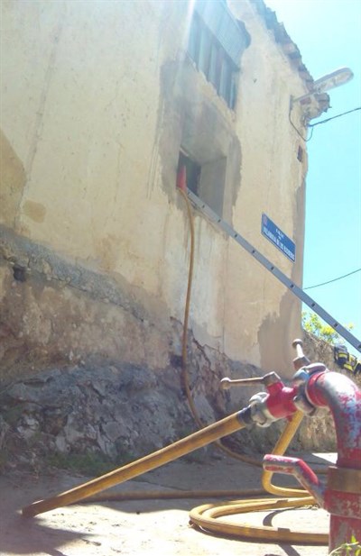 Los bomberos sofocan un incendio en una vivienda abandonada de San Antón 