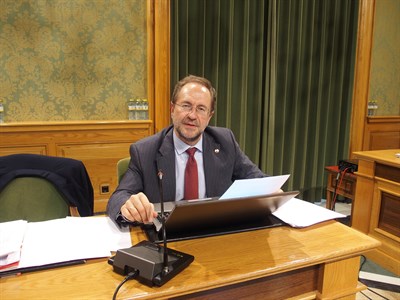 Julián Huete expone ante el Consejo Rector la necesidad de reformular el convenio de la Junta sobre el ascensor