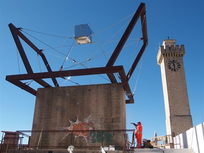 Empleados municipales limpian las pintadas que presenta el ‘Monumento a la Constitución’ de la Plaza de Mangana