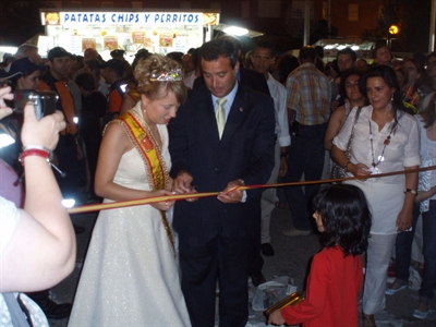 Un espectacular Desfile de Carrozas llenó las calles de Cuenca de colorido y ambiente festivo