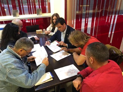 Mariscal informa a la Asociación de Vecinos del Cerro de la Horca sobre la instalación de mobiliario urbano