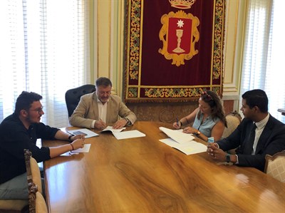 Ayuntamiento y Eléctrica Conquense colaborarán en la implantación de puntos de recarga para vehículos eléctricos en la ciudad