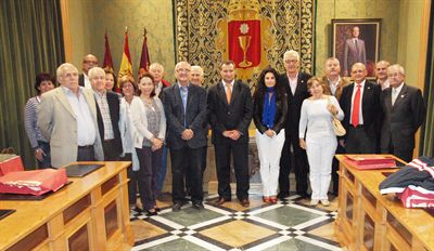 El alcalde recibe a los directores y secretarios de la UNED del Campus Sudeste