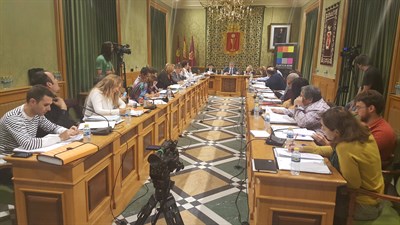 El Pleno aprueba la modificación de seis Ordenanzas Fiscales, una de las cuales permitirá bajar el precio de las actividades deportivas municipales hasta un 60%