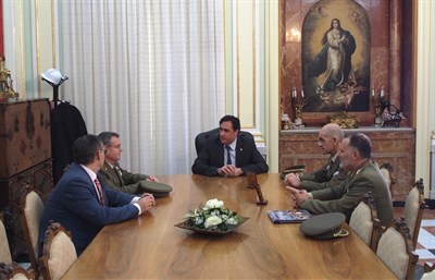 Mariscal recibe a Ildefonso Rico y Javier Luis Ricón con motivo del relevo en la comandancia militar de Cuenca