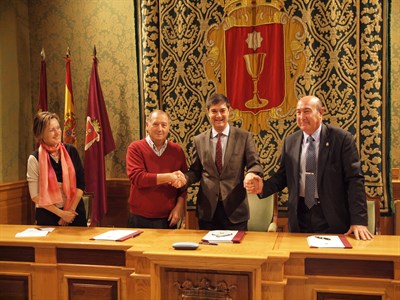 El Ayuntamiento aporta 40.000 euros para que Cáritas y Cruz Roja ayuden a las familias que no pueden sufragar los gastos educativos de sus hijos