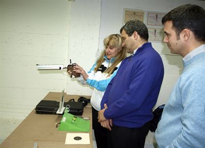 El alcalde inaugura la nueva Galería de Tiro que se ha instalado en los bajos del complejo de piscinas "Luis Ocaña"