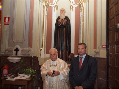 El alcalde descubre en la parroquia de la Virgen de la Luz la talla restaurada de San Antón, obra de Fausto Culebras