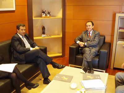 El alcalde de Cuenca traslada al consejero de Salud el proyecto de construcción de consultorios médicos elaborados en la Fábrica Maderas 