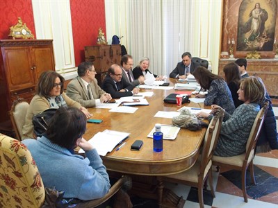 El Equipo de Gobierno acuerda presentar la solicitud al Plan de Empleo de la Junta pero manifiesta tener grandes dudas sobre cómo va a estar financiado por el Gobierno Regional