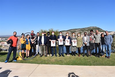 El Festival de Otoño arranca en su primer fin de semana con un festivalero pasacalles, peonzas gigantes y la combinación de artes escénicas y deporte