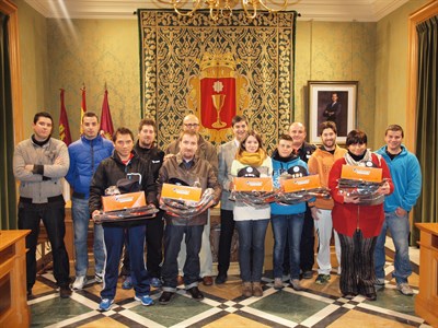 El alcalde entrega las nuevas equipaciones a los voluntarios de Protección Civil