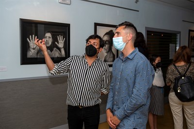 El Centro Joven acoge hasta el 2 de julio la exposición ‘Caras, almas y dramas’ de Guillermo Román