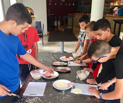 Más de 20 jóvenes disfrutan esta semana del segundo turno de la “Escuela de Verano 2017”