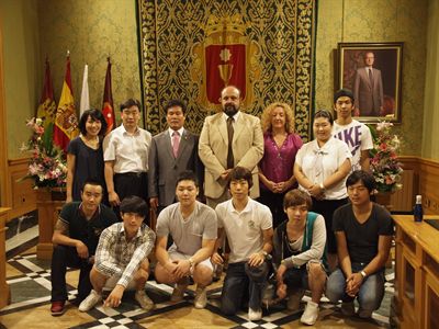 Miguel Ángel Monserrat recibe a un grupo folklórico de la ciudad hermana de Paju