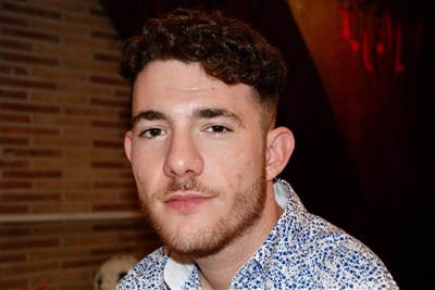 El artista conquense Lorenzo Higueras, que pinta con la boca, será el autor del cartel del Carnaval