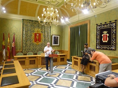 -	Como novedad para esta edición se podrá adquirir un abono para los tres conciertos por un precio de 22 euros con consumición. 
-	Se ha logrado reducir a casi la mitad el gasto para los conciertos así como ‘conformar un programa de fiestas interesante, ofrecer precios populares y mantener un nivel de calidad aceptable’, 
