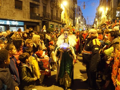 El encendido de las luces de la Navidad reúne en la Plaza de la Constitución a cientos de conquenses